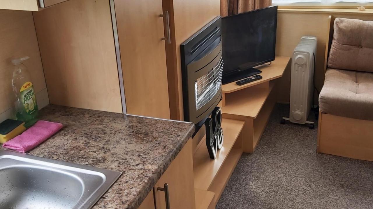 Adorable 2 Bedroom Caravan In Clacton-On-Sea Zewnętrze zdjęcie