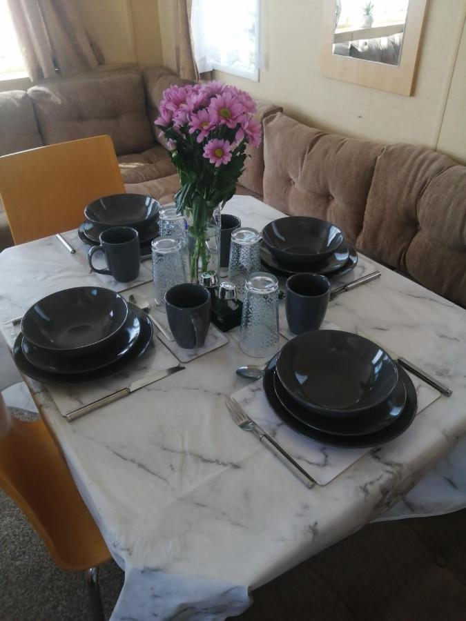 Adorable 2 Bedroom Caravan In Clacton-On-Sea Zewnętrze zdjęcie