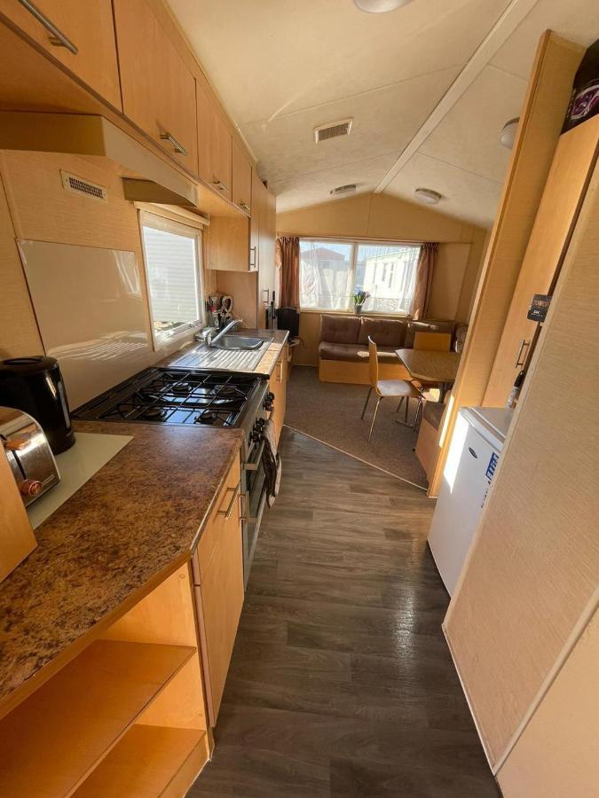 Adorable 2 Bedroom Caravan In Clacton-On-Sea Zewnętrze zdjęcie