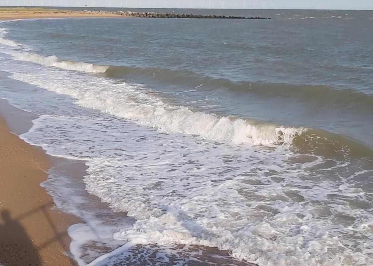 Adorable 2 Bedroom Caravan In Clacton-On-Sea Zewnętrze zdjęcie
