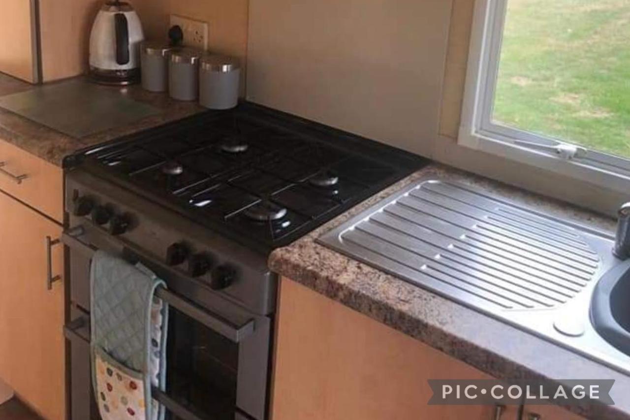 Adorable 2 Bedroom Caravan In Clacton-On-Sea Zewnętrze zdjęcie